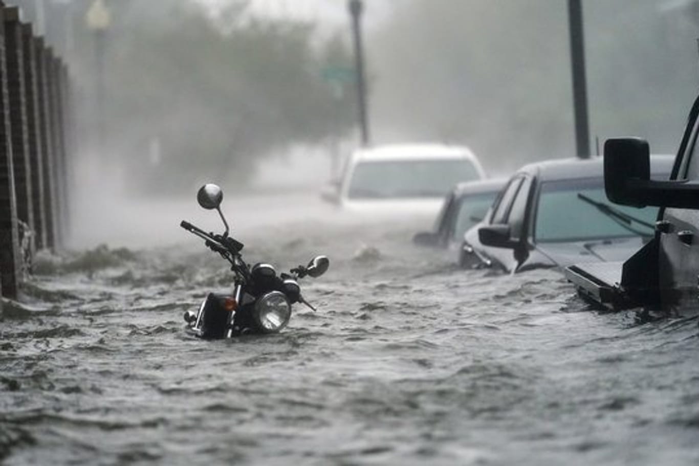 Fahrzeuge stehen auf einer überfluteten Straße in Pensacola, Florida.