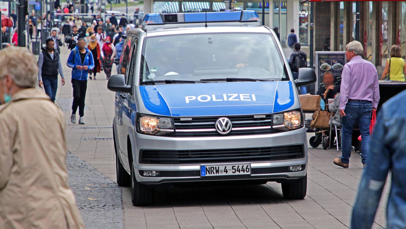 Eine Polizeistreife in der Essener Innenstadt: Die Polizei hat im dortigen Polizeipräsidium ein Netzwerk rechter Beamter aufgedeckt.