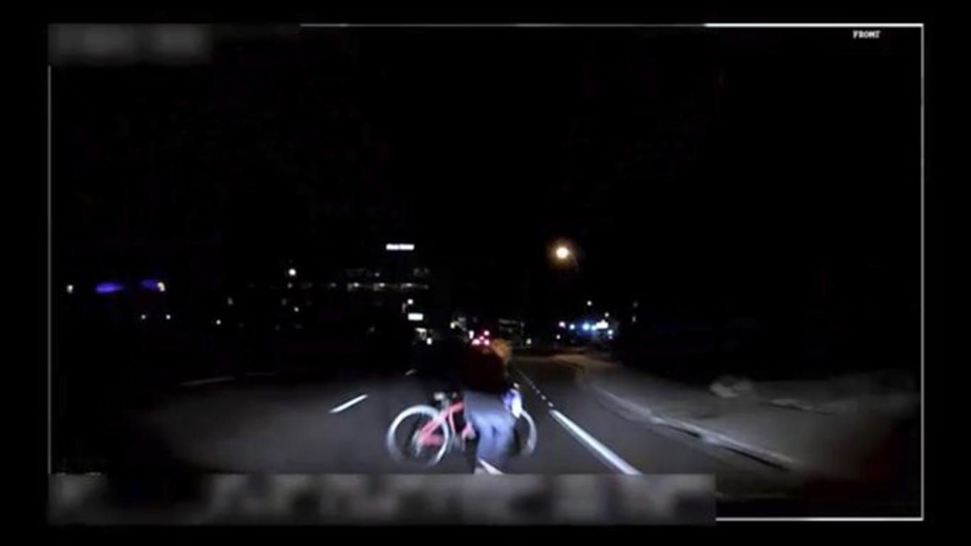 Das von der Polizei Tempe herausgegebene Bild aus einem Video, das eine fest installierte Kamera aufgenommen hat, zeigt den Moment kurz bevor ein selbstfahrendes Auto von Uber eine Frau anfährt.