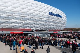 Der FC Bayern München rechnet für das Eröffnungsspiel gegen Schalke mit bis zu 15.