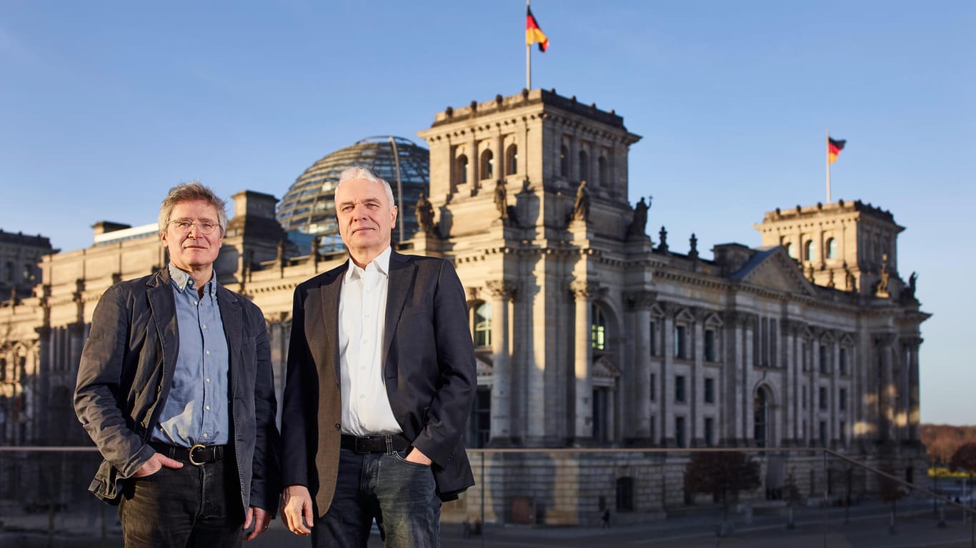Die Autoren vor dem Reichstag in Berlin: Peter Dausend (l.) und Horand Knaup (r.).