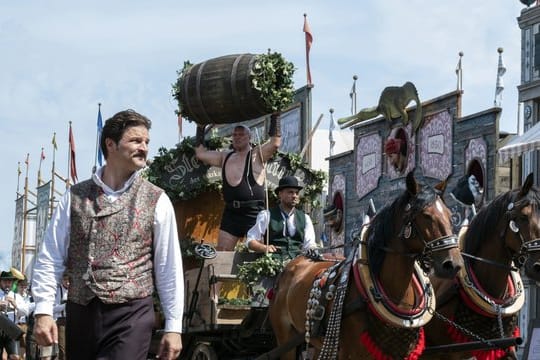 Misel Maticevic (in der Rolle als Curt Prank) beim Oktoberfest-Einzug 1900.