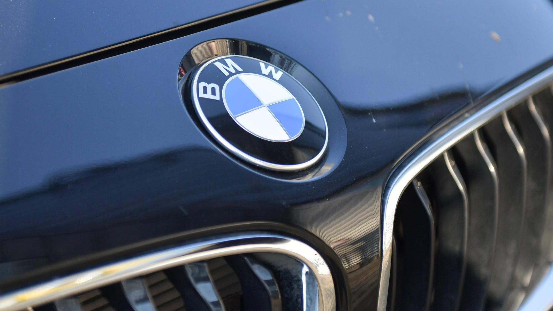 Das BMW-Logo auf einem Kühlergrill (Symbolbild): In Hagen hat ein junger Autofahrer einen Unfall mit einem BMW verursacht.