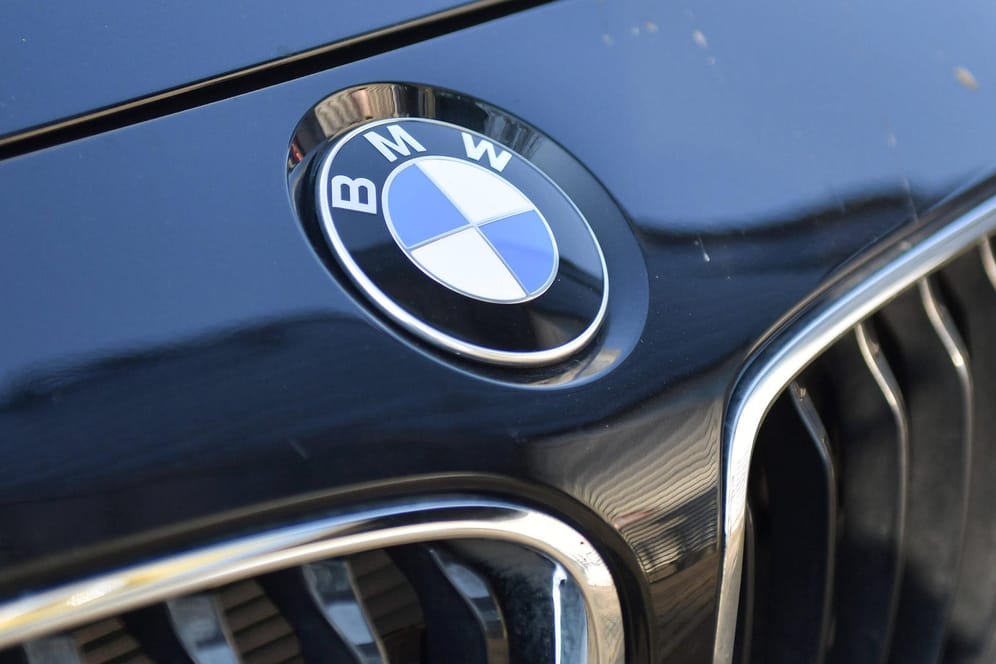 Das BMW-Logo auf einem Kühlergrill (Symbolbild): In Hagen hat ein junger Autofahrer einen Unfall mit einem BMW verursacht.