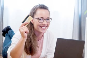 Mit 18 bekommen junge Kontoinhaber oft auch Kreditkarten, die über einen gewissen Kreditrahmen verfügen.