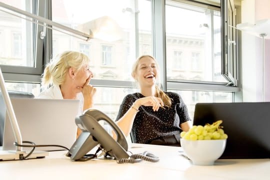 "Und Du so?" - Duzen gilt vielen Beschäftigten als Ausdruck moderner Unternehmenskultur.