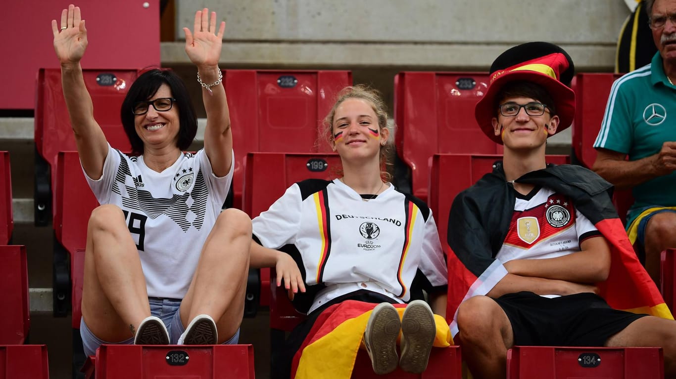Fans der deutschen Nationalmannschaft 2019: Auch bei der DFB-Elf sollen wieder Fans ins Stadion dürfen.