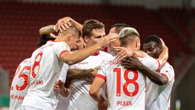 Fortuna Düsseldorf hat zwar acht Spieler neu verpflichtet, aber gleich 15 Akteure abgegeben - so viel wie kein anderer Club. Fortuna Düsseldorf hat zwar acht Spieler neu verpflichtet, aber gleich 15 Akteure abgegeben - so viel wie kein anderer Club.