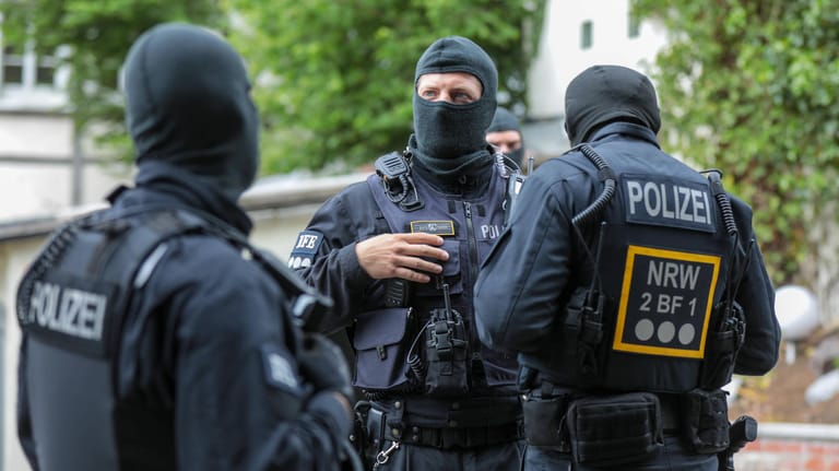 SEK-Beamte im Einsatz (Archivbild): Bei den Ermittlungen gegen das rechtsextreme Netzwerk in der Polizei Nordrhein-Westfalens wurden 34 Dienststellen und Wohnungen durchsucht.