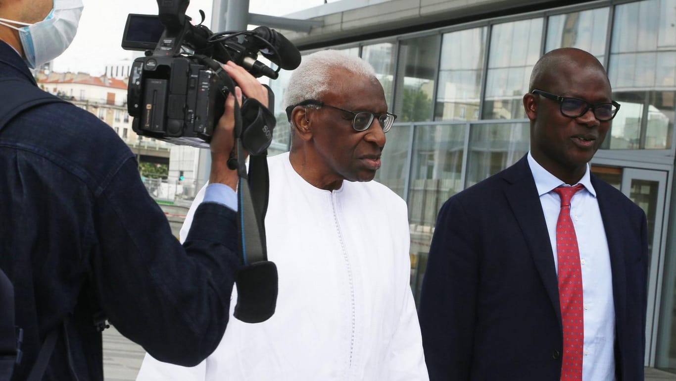 Ex-Leichtathletik-Chef Diack (M.): Der Senegalese muss sich für Vergehen aus seiner Amtszeit verantworten.