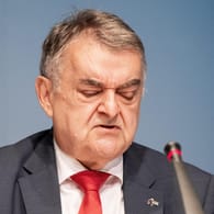 NRW-Innenminister Herbert Reul: Bei der Bekanntgabe des Neonazi-Skandals bei der Landespolizei zeigte sich der Minister tief betroffen.