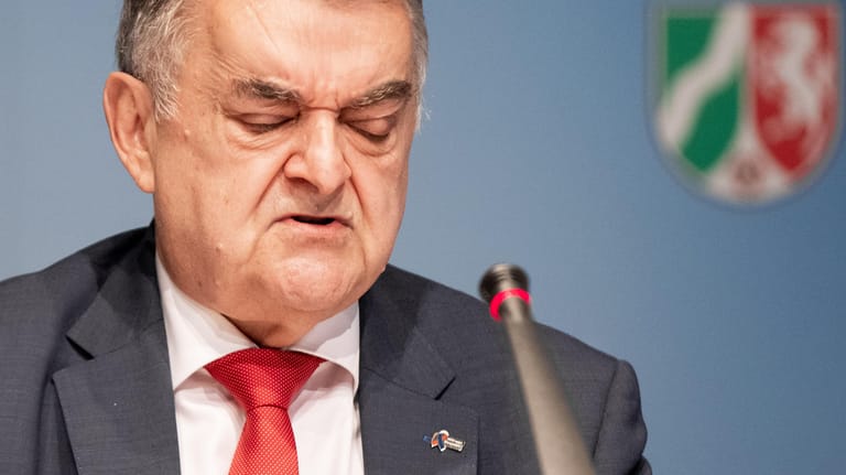 NRW-Innenminister Herbert Reul: Bei der Bekanntgabe des Neonazi-Skandals bei der Landespolizei zeigte sich der Minister tief betroffen.