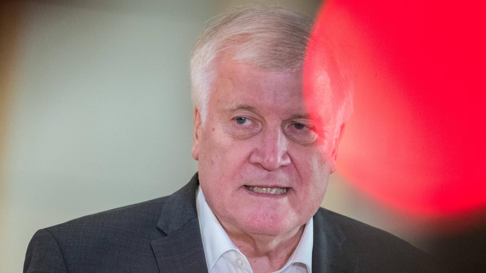 Berlin: Horst Seehofer kritisiert die Diskussionen der Politiker zur Aufnahme der Geflüchteten auf der Insel Lesbos.