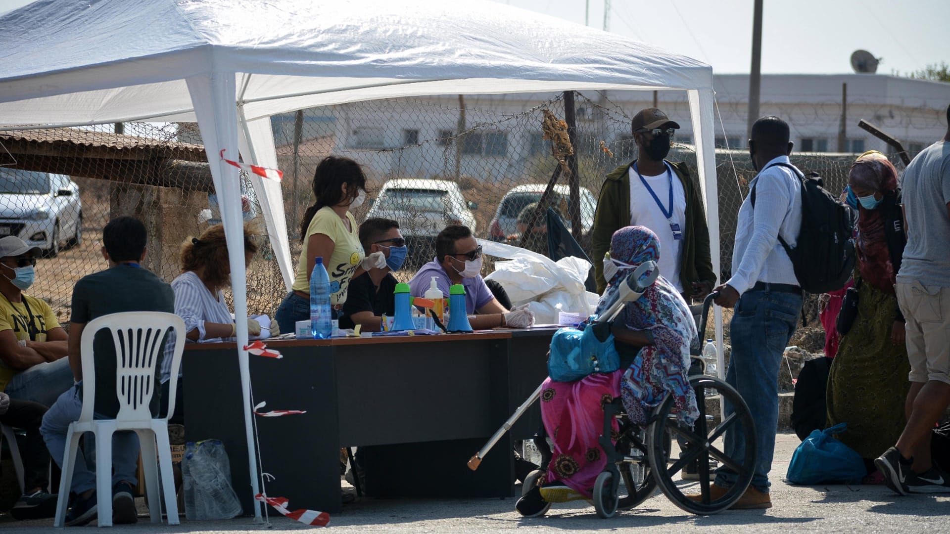 Lesbos: Die ersten Migranten ziehen in das neue Übergangslager um, das am ehemaligen Schießstand der griechischen Armee in Kara Tepe auf der Insel errichtet wurde.