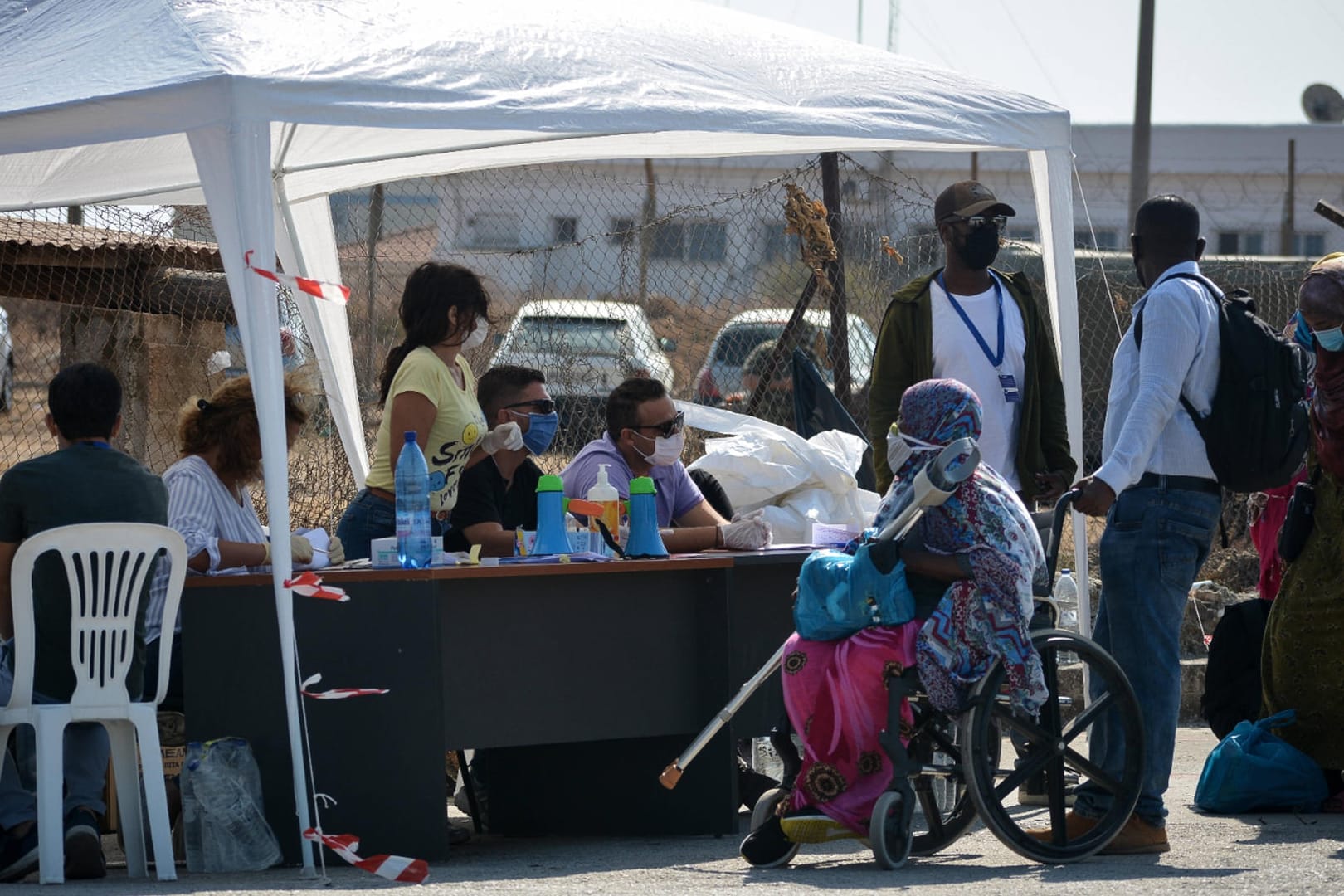 Lesbos: Die ersten Migranten ziehen in das neue Übergangslager um, das am ehemaligen Schießstand der griechischen Armee in Kara Tepe auf der Insel errichtet wurde.