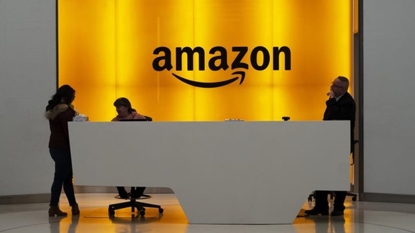 Das Logo von Amazon: Amazon Music will sein Angebot um Podcasts erweitern.