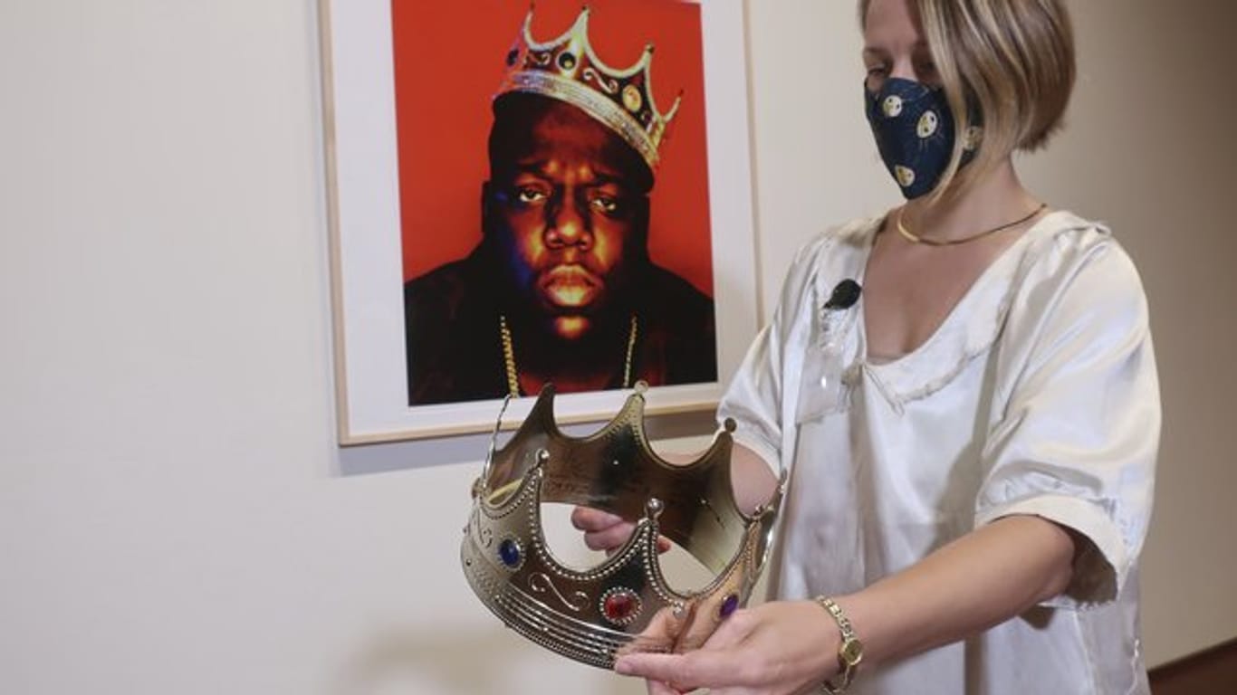 Die Sotheby's-Spezialistin Cassandra Hatton zeigt die vom Rapper signierte Plastik-Krone.