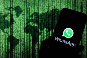 Das Logo von WhatsApp auf einem Smartphone: Eine Studie zeigt mögliche Gefahren für Nutzer.