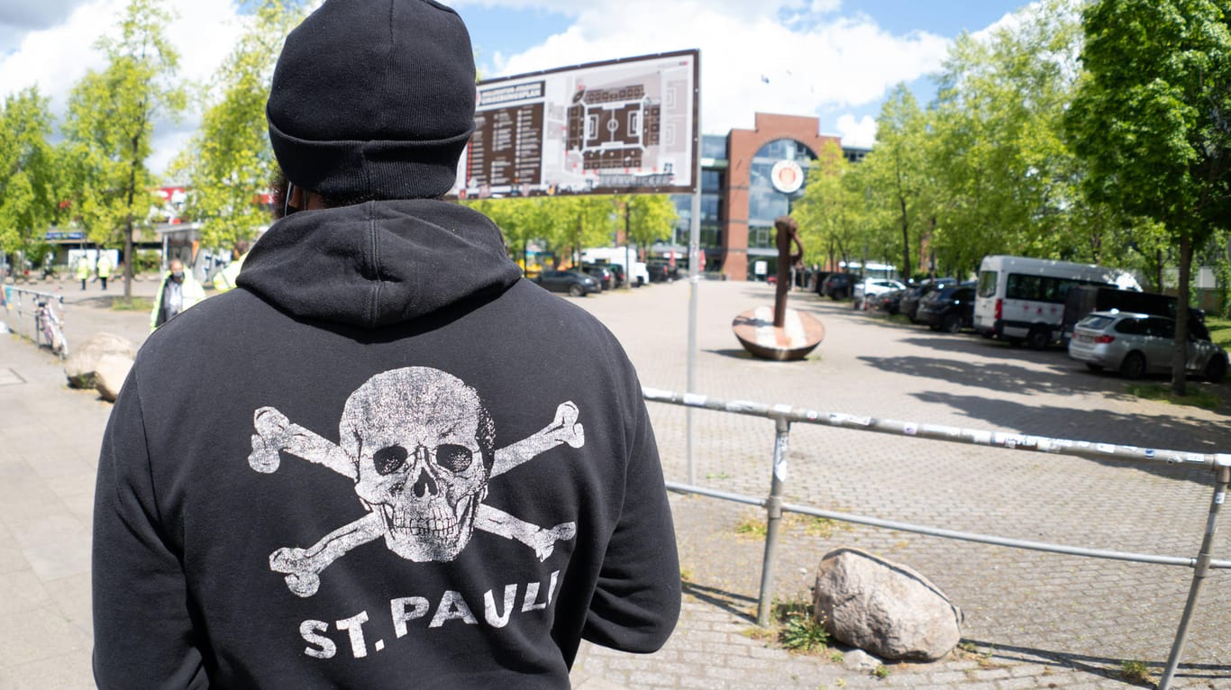 Ein Mann trägt einen Pullover mit St. Pauli-Aufdruck (Symbolbild): Wohl wegen eines T-Shirt mit diesem Aufdruck ist ein 32-Jährigen in Erfurt attackiert worden.