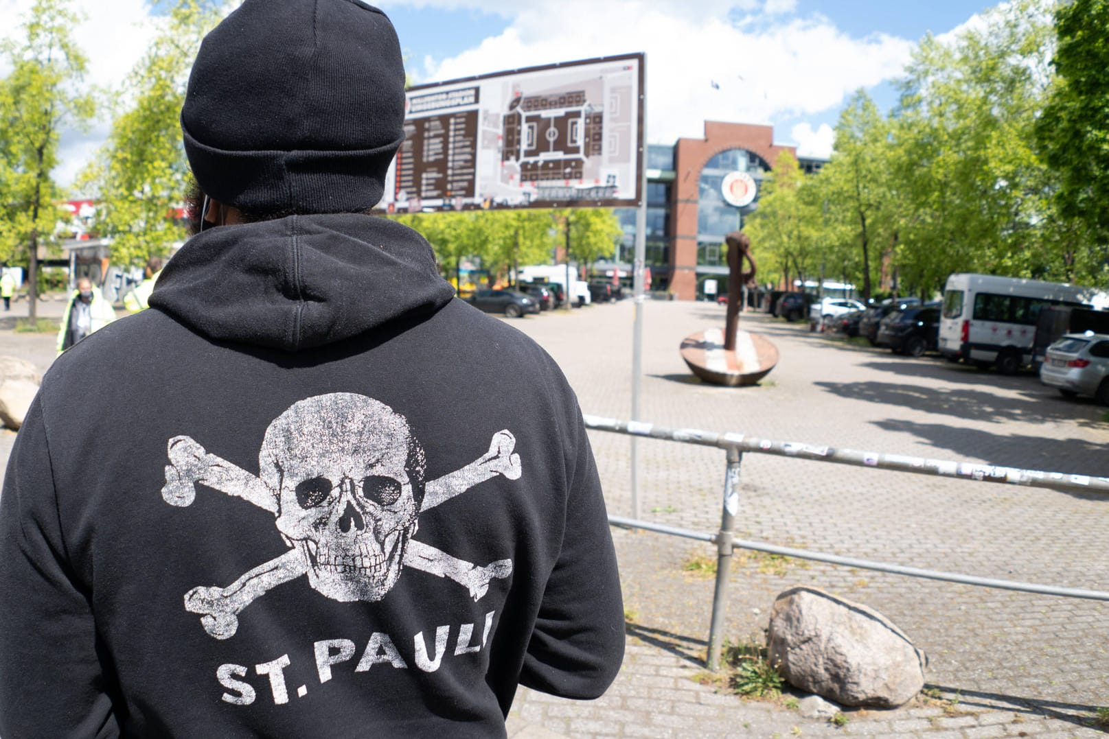 Ein Mann trägt einen Pullover mit St. Pauli-Aufdruck (Symbolbild): Wohl wegen eines T-Shirt mit diesem Aufdruck ist ein 32-Jährigen in Erfurt attackiert worden.