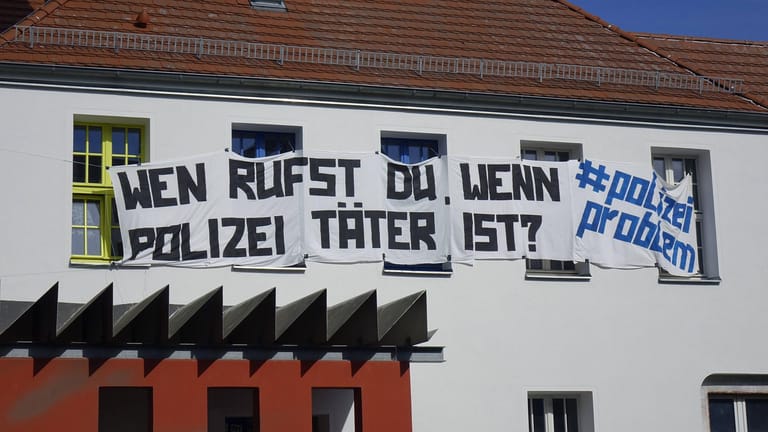 Transparent an einer Hauswand in Greifswald.