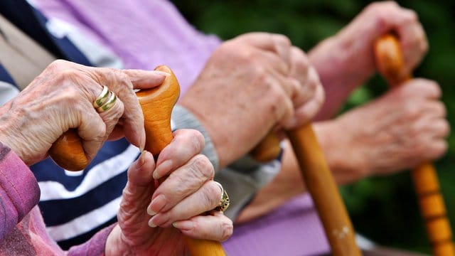 Die Linke will eine Nullrunde für Rentner unbedingt verhindern. Die Linke will eine Nullrunde für Rentner unbedingt verhindern.