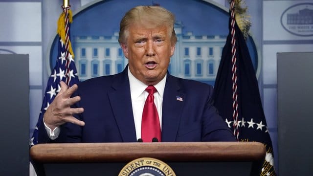US-Präsident Donald Trump stiftet mit Aussagen zur Verfügbarkeit von Corona-Impfstoffen eine Menge Verwirrung. US-Präsident Donald Trump stiftet mit Aussagen zur Verfügbarkeit von Corona-Impfstoffen eine Menge Verwirrung.