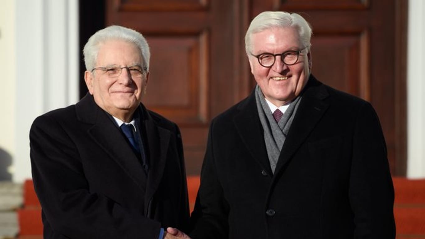 Bundespräsident Frank-Walter Steinmeier (r) trifft auf Italiens Präsident Sergio Mattarella.