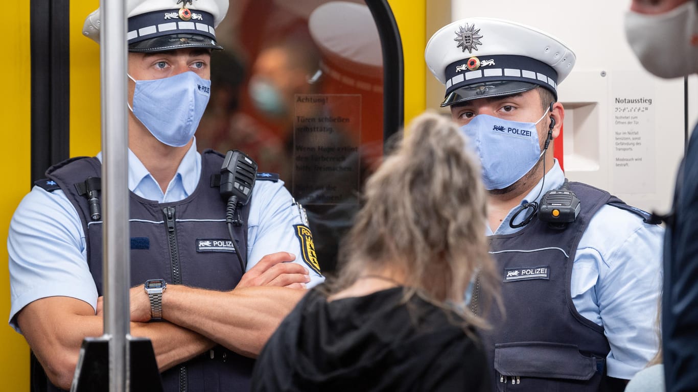 Maskenkontrollen in Stuttgart: Das Coronavirus breitet sich auch in Deutschland weiter aus
