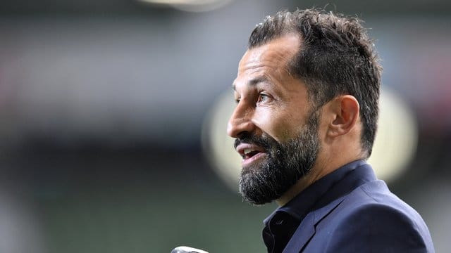Benennt die Grenzen für eine Vertragsverlängerung von Alaba: Bayern-Sportdirektor Hasan Salihamidzic. Benennt die Grenzen für eine Vertragsverlängerung von Alaba: Bayern-Sportdirektor Hasan Salihamidzic.