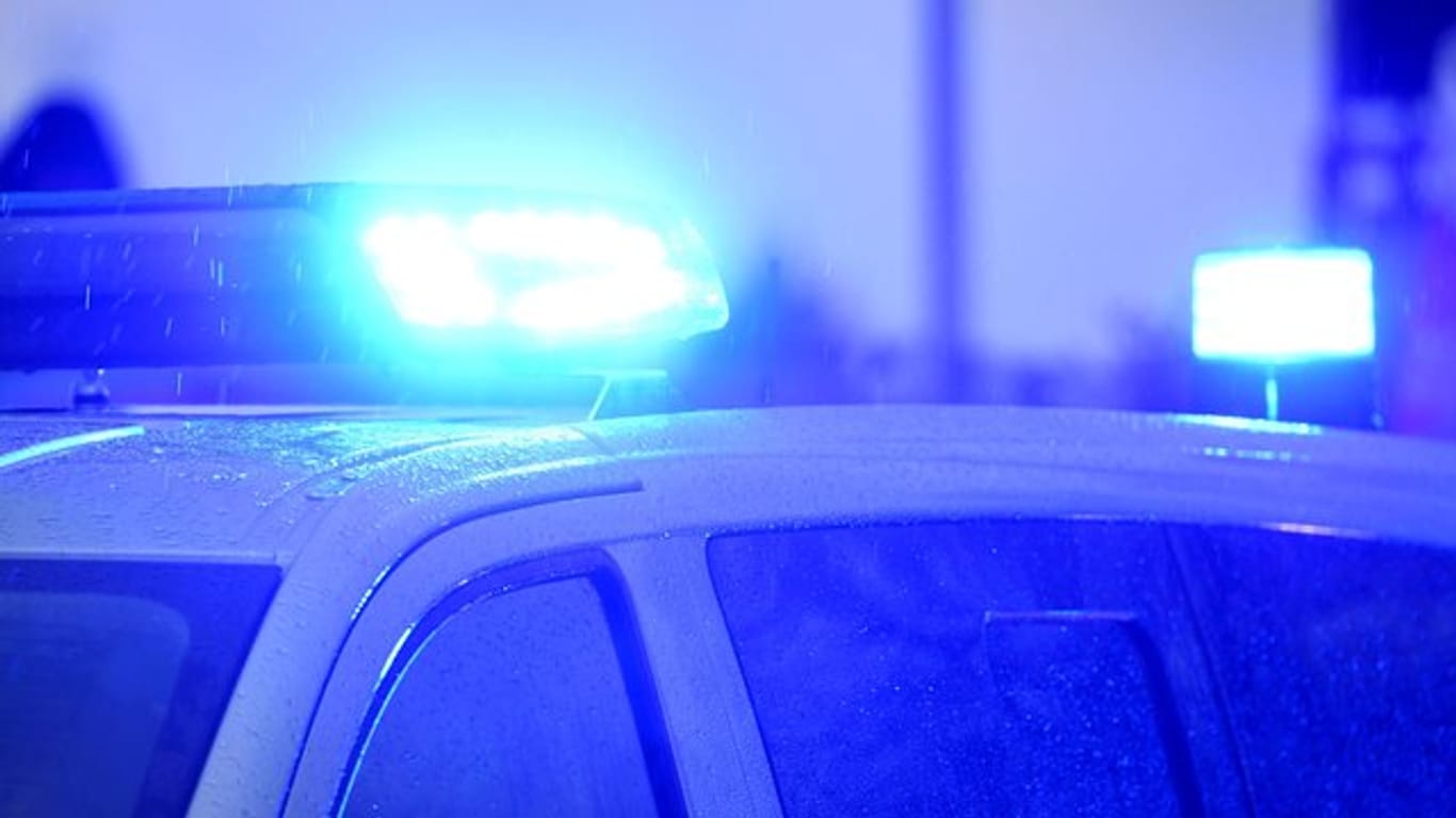 Ein Polizeiwagen mit eingeschaltetem Blaulicht (Symbolbild): In Leipzig ist eine Tankstelle überfallen worden.