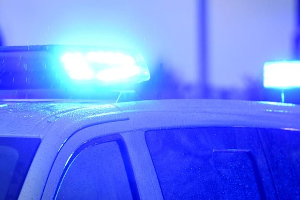 Ein Polizeiwagen mit eingeschaltetem Blaulicht (Symbolbild): In Leipzig ist eine Tankstelle überfallen worden.