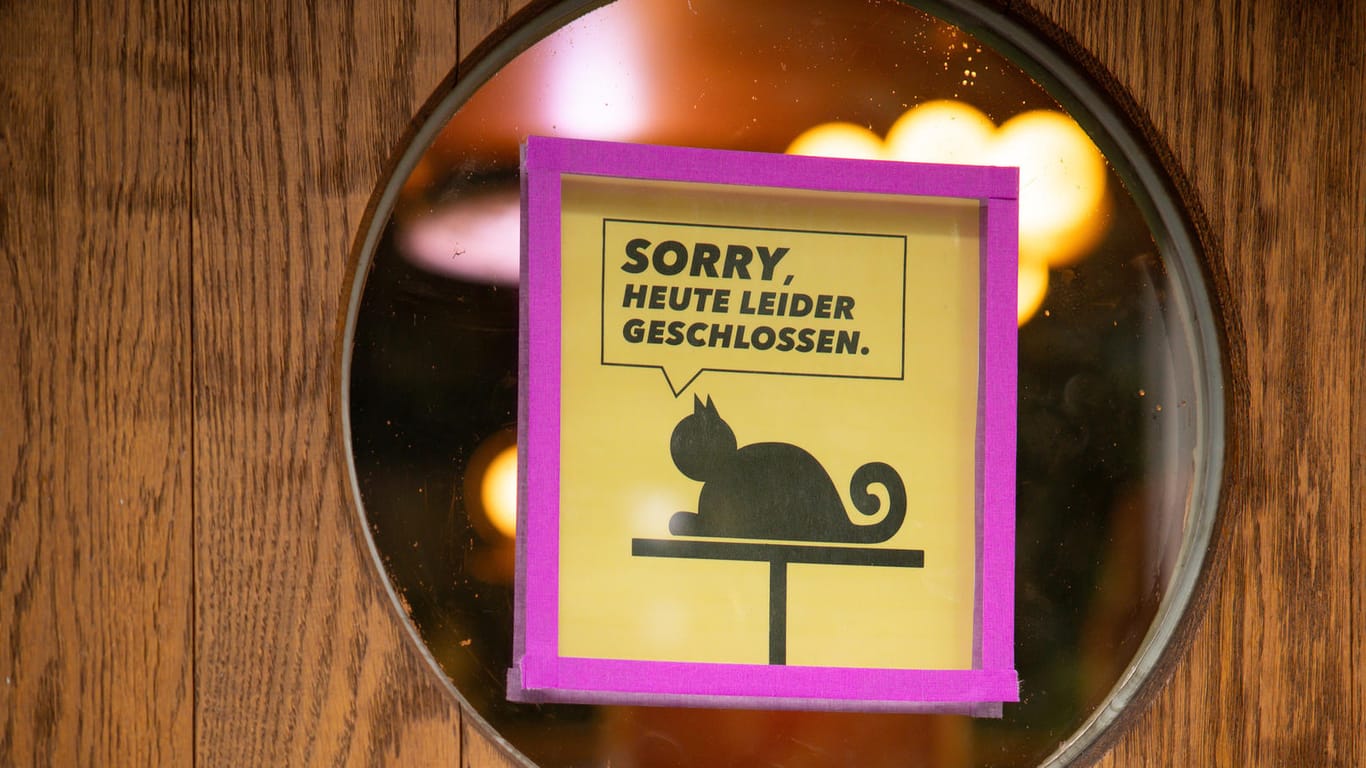 Ein Schild mit dem Text "Sorry, Heute leider geschlossen": In der Bar hat es einen Coronavirus-Ausbruch gegeben. getestet worden.