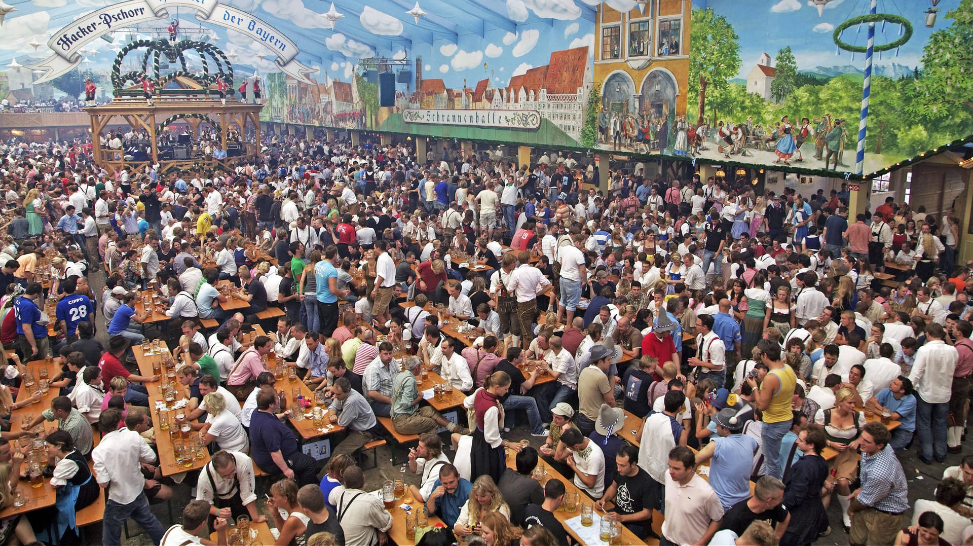 Blick in ein Münchner Festzelt mit Besucheransturm: Solche Bilder wird es in diesem Jahr nicht geben, denn die Wiesn fällt wegen Corona aus. Blick in ein Münchner Festzelt mit Besucheransturm: Solche Bilder wird es in diesem Jahr nicht geben, denn die Wiesn fällt wegen Corona aus.