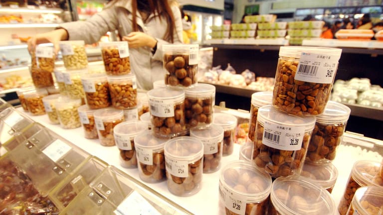 Nüsse in einem Supermarkt (Symbolbild): In Essen wurden Diebe dabei erwischt, wie sie Nüsse im Wert von über 300 Euro in einem Laden gestohlen haben.
