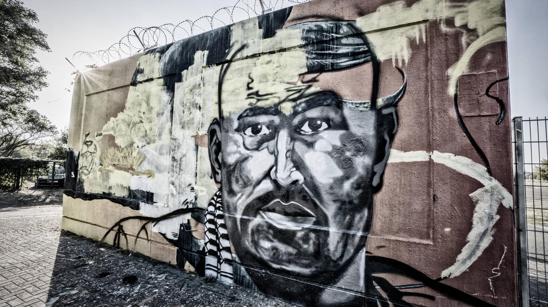 Graffiti des erschossenen Clan Mitlgieds Nidal R. am Tatoirt in Berlin Tempelhof (Archivbild): Insider berichtet in seinem Buch über Hintergründe des Mordes. Graffiti des erschossenen Clan Mitlgieds Nidal R. am Tatoirt in Berlin Tempelhof (Archivbild): Insider berichtet in seinem Buch über Hintergründe des Mordes.