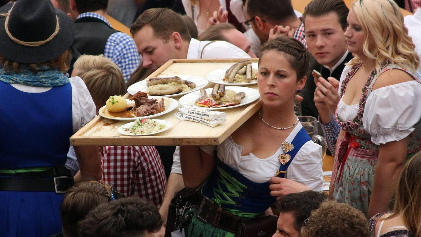 Eine Kellnerin balanciert ein volles Tablett beim Oktoberfest (Archivbild): Das Gedränge wäre zum Corona-Infektionsherd geworden, deshalb ist das Oktoberfest abgesagt worden.