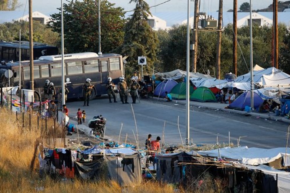 Viele Migranten aus dem abgebrannten Flüchtlingslager Moria zelten auf der Straße.