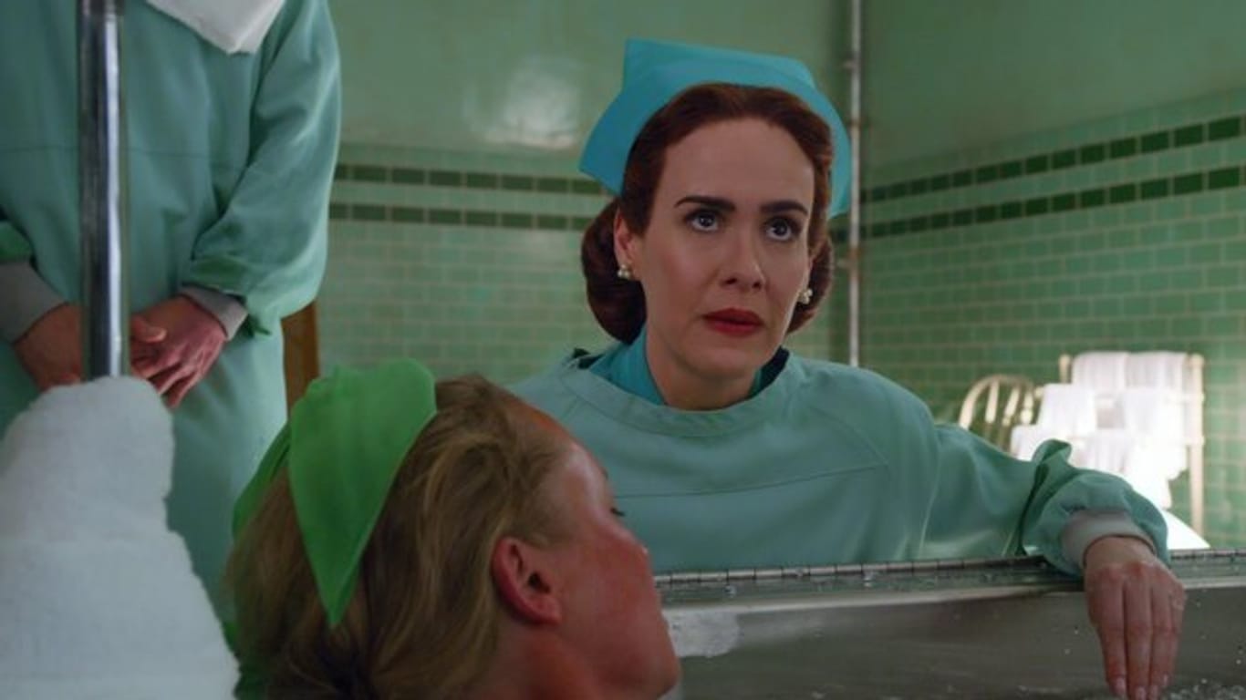 Sarah Paulson spielt die intrigante Krankenschwester Mildred Ratched.