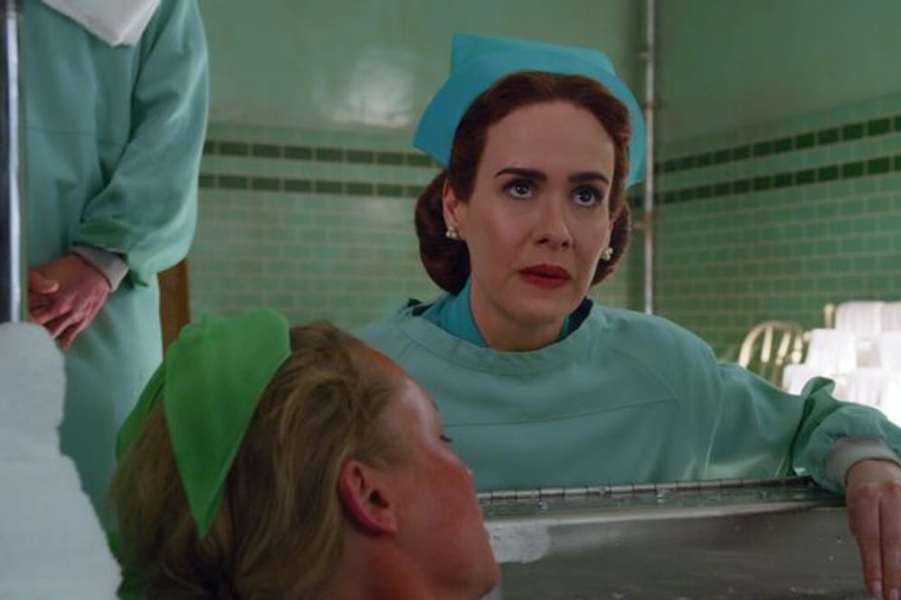 Sarah Paulson spielt die intrigante Krankenschwester Mildred Ratched.