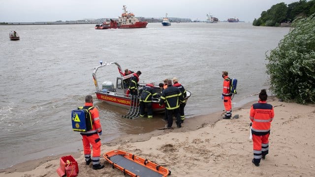 Rettungskräfte der Feuerwehr Hamburg bei einer Übung an der Elbe bei Teufelsbrück im Einsatz. Rettungskräfte der Feuerwehr Hamburg bei einer Übung an der Elbe bei Teufelsbrück im Einsatz.