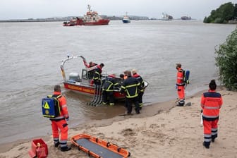 Rettungskräfte der Feuerwehr Hamburg bei einer Übung an der Elbe bei Teufelsbrück im Einsatz.