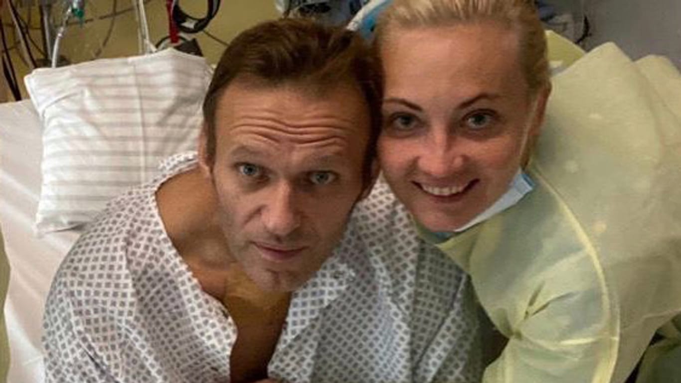 Berlin: Nawalny und seine Frau Julia am Krankenbett in der Charité.