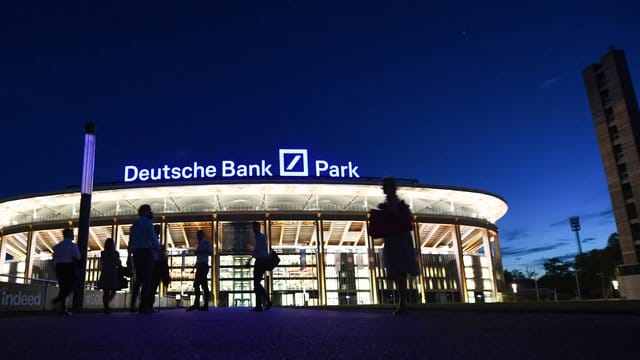 Eintracht Frankfurt lässt gegen Arminia Bielefeld nicht mehr als 6500 Fans ins Stadion. Eintracht Frankfurt lässt gegen Arminia Bielefeld nicht mehr als 6500 Fans ins Stadion.