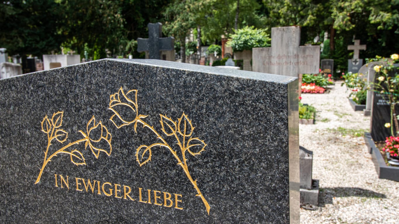 Eine Grabstätte mit Aufschrift (Symbolbild): Diebe haben in Nürnberg Grabsteine beschädigt.