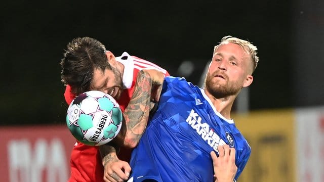 Wird wohl nicht zu Union Berlin wechseln: Der Karlsruher Philipp Hofmann (r) in Aktion. Wird wohl nicht zu Union Berlin wechseln: Der Karlsruher Philipp Hofmann (r) in Aktion.