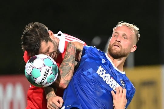 Wird wohl nicht zu Union Berlin wechseln: Der Karlsruher Philipp Hofmann (r) in Aktion.