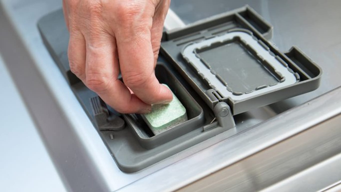 Es gibt große und kleine Spülmaschinen: Muss man die Reinigungstabs je nach Größe der Maschine unterschiedlich dosieren?
