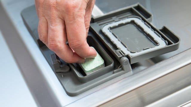 Es gibt große und kleine Spülmaschinen: Muss man die Reinigungstabs je nach Größe der Maschine unterschiedlich dosieren?