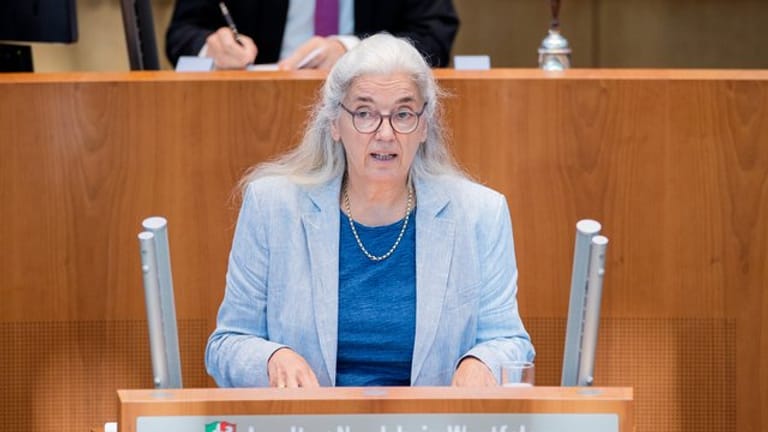 Isabel Pfeiffer-Poensgen (parteilos), Ministerin für Kultur und Wissenschaft von Nordrhein-Westfalen steht am Rednerpult: Die Politikerin bestätigte den Hackerangriff und die Erpressung der Klinik.